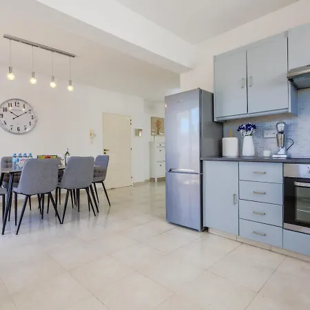 Telmar Avenue * לרנקה